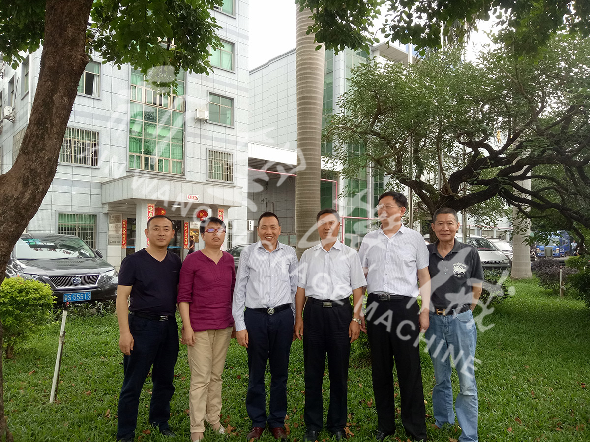 總裝備部劉思剛少將、新華社李建琦博士一行蒞臨新望公司考察指導(dǎo)