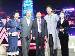新望董事長(zhǎng)羅永輝與著名歌星劉尊老師、汪正正老師、郭津彤老師、主持人雅琪在北京電視臺(tái)錄制節(jié)目現(xiàn)場(chǎng)親切合影